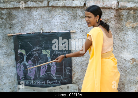 Studenten, die eine Klasse in einer Dorfschule, Rajasthan, Indien Stockfoto