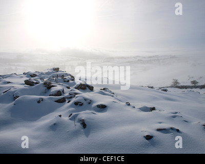 Malhamdale bei Nebel und Schnee von der Pennine Way Fußweg an der Spitze der Malham Cove, Yorkshire Dales National Park, North Yorks. Stockfoto