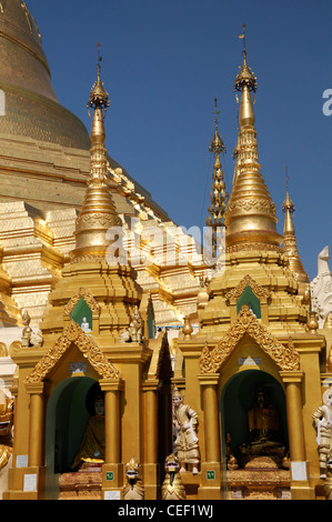 kleine Mini-Stupa Stupas buddhistischer Schrein Buddhismus Shwedagon Pagode Myanmar Burma Yangon Rangun Stockfoto