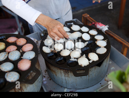 Kanom Krok Traditionelles Thai Coconut Dessert zum Verkauf in Chiang Mai Thailand Stockfoto