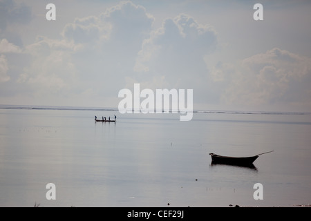 Zanzibari Männer Stechkahn fahren einer Dhau, zum Korallenriff zum Angeln im Meer in Bwejuu, Sansibar, Tansania Stockfoto