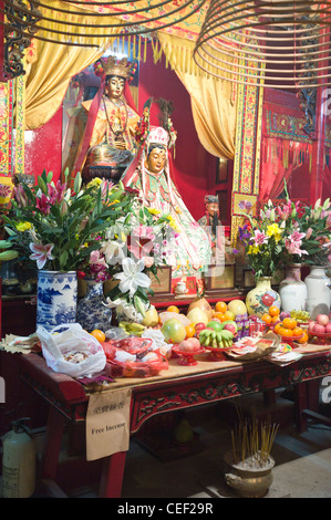 dh man Mo Temple SHEUNG WAN CHINESISCHER Schrein IN HONGKONG dao-Gottheit mit Geschenken taoismus-Tempel daoismus-Altar china Gottheiten Götter alten taoisten Stockfoto