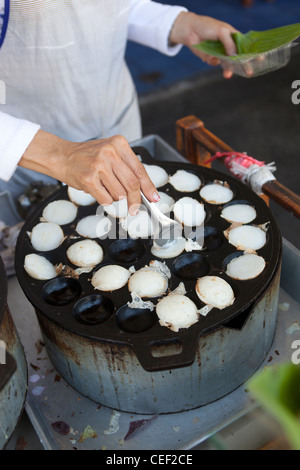 Kanom Krok Traditionelles Thai Coconut Dessert zum Verkauf in Chiang Mai Thailand Stockfoto