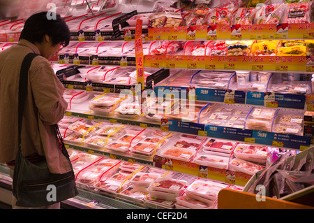 dh Wellcome Supermarkt CAUSEWAY BAY HONGKONG Chinesische Shopper Metzger Fleisch china Dame Einkaufen Lebensmittel Regal Produkte Paket Frau Stockfoto