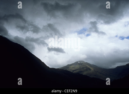 Das Sonnenlicht bricht durch die Wolken brechen und beleuchtet die Gipfel rund um den schottischen Highlands, Schottland Stockfoto