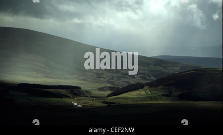Die Sonne bricht durch die Wolken und die Landschaft des Cairngorm Mountains in der Nähe von Aviemore, Schottland Stockfoto