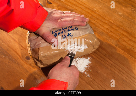 Ein Paket von illegalen Drogen in der Post gesendet und von Polizei und Zoll Offizier in Großbritannien entdeckt wurden Stockfoto