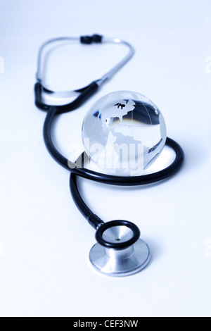 Stethoskop und Globe, Konzept der Weltprobleme Stockfoto