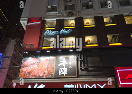 dh CAUSEWAY BAY HONG KONG Pizza Hut Gebäude chinesische Kalligraphie Werbung Essen Restaurant ad china Werbung Stockfoto