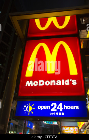 dh WAN CHAI HONG KONG McDonalds Schild geöffnet 24 Stunden chinesischen Fastfood-Shops china-Logo Stockfoto