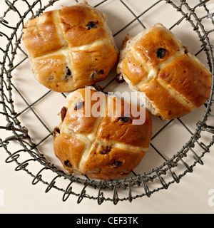 Hot Cross Buns auf Draht Rack Backen Stockfoto