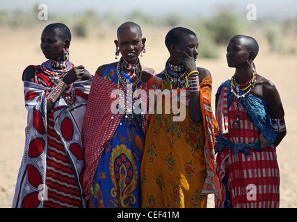 Massai-Frauen in der Nähe ihres Dorfes in Amboseli Nationalpark, Kenia, Ostafrika. Stockfoto