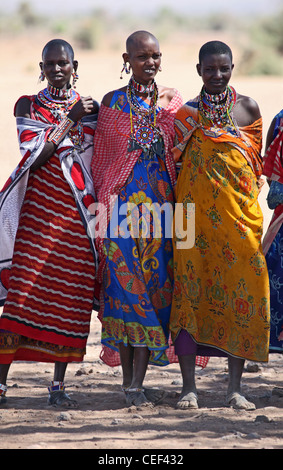 Massai-Frauen in der Nähe ihres Dorfes in Amboseli Nationalpark, Kenia, Ostafrika. Stockfoto