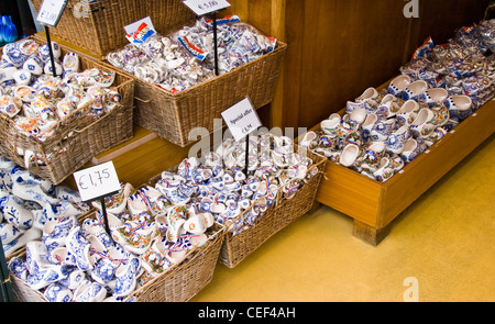 Anzeige der niederländischen Delfter Blau clogs in Körbe zum Verkauf als Souvenir angeboten Stockfoto
