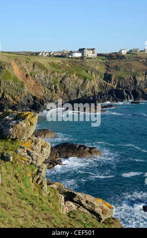 Housel Bay auf der Lizard Halbinsel in Cornwall, Großbritannien.  Das Housel Bay Hotel befindet sich auf einer Klippe mit Blick auf den Ozean. Stockfoto