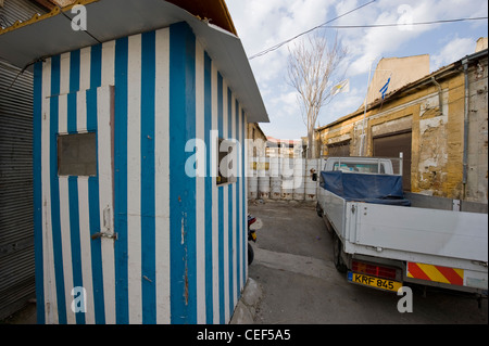 Nikosia - Lokal namens Lefkosia - die Hauptstadt von Zypern, die grüne Linie, die Teilung der Stadt, von der griechischen Seite gesehen. Stockfoto