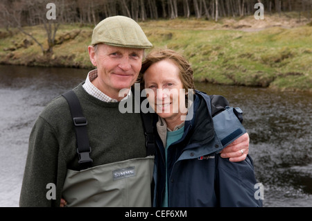 Porträt von Lachs Fischer und seine Frau am Ufer des Flusses Oykel, Sutherland, Schottland Stockfoto