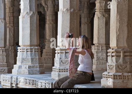 Touristen fotografieren in Ranakpur Jain-Tempel, Ranakpur, Rajasthan, Indien Stockfoto
