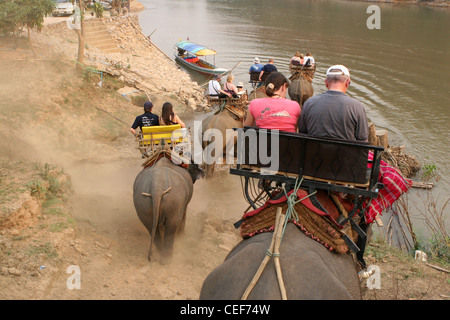 Touristen genießen einem Elefantenritt durch den Fluss Kok, Ruammit Dorf, Provinz Chiang Rai Thailand. Stockfoto