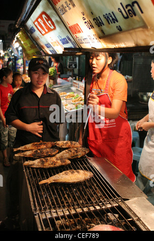 Gegrillten Fisch zum Verkauf an der Night Bazaar Food Court in Chiang Rai, Thailand. Stockfoto