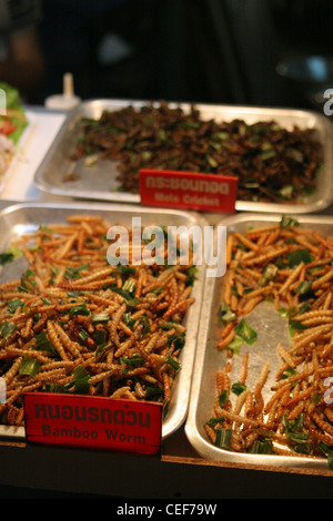 Bambus Würmer & Maulwurfsgrillen verkauft als Lebensmittel im Night Bazaar Food Court in Chiang Rai, Thailand. Stockfoto