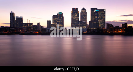 Canary Wharf in einer Augustnacht Stockfoto