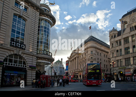 London Piccadilly London Busse und Telefonzellen, beschäftigt Kreuzung mit Bus nach Waterloo gebunden. Stockfoto