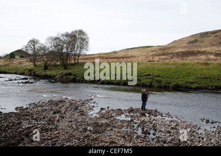 Man Lachs Angeln im Fluss Oykel, Sutherland, Schottland, Großbritannien Stockfoto