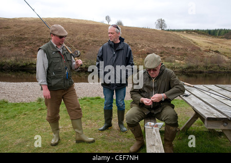 Angler am Ufer des Flusses Oykel, Sutherland, Schottland, Großbritannien Stockfoto