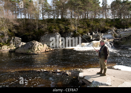 Lachs Fischer am Ufer des Flusses Oykel, Sutherland, Schottland, UK Stockfoto