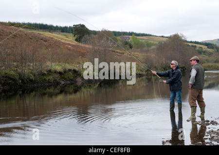 Männer-Lachs Angeln am Ufer des Flusses Oykel, Sutherland, Schottland, Großbritannien Stockfoto