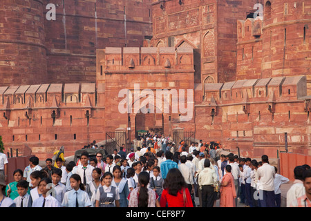 Touristen in Agra Fort (UNESCO-Weltkulturerbe), Agra, Indien Stockfoto