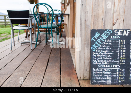 Eine Tafel mit Fischpreise vor dem Restaurant namens der Meeresfrüchte-Kabine in Skipness auf Kintyre im westlichen Schottland. Stockfoto