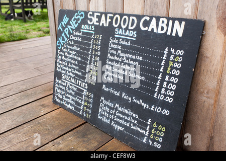 Eine Tafel mit Fischpreise vor dem Restaurant namens der Meeresfrüchte-Kabine in Skipness auf Kintyre im westlichen Schottland. Stockfoto