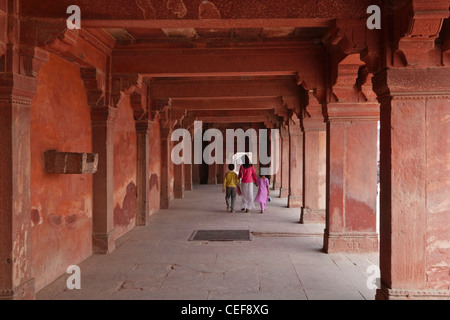 Menschen mit Spalten in der Schlossanlage, Fatehpur Sikri, UNESCO-Weltkulturerbe Fatehpur Sikri, Indien Stockfoto