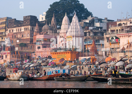 Ghats entlang des Ufers des Flusses Ganges, Varanasi, Indien Stockfoto