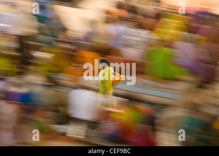 Menschen auf der Straße, Varanasi, Indien Stockfoto