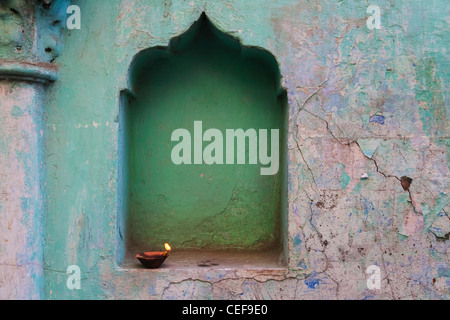 Lampe in einem kleinen Schrein außerhalb Traditionshaus, Varanasi, Indien Stockfoto