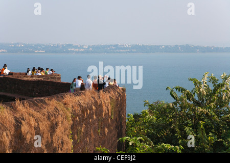 Fort Aguada mit Blick auf Sinquerim Beach und das Arabische Meer, Goa, Indien Stockfoto