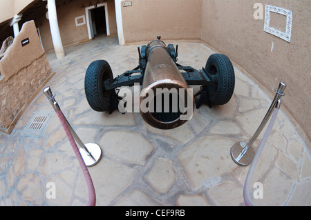 Kanone in Al-Masmak Festung in Riyadh City, Saudi-Arabien Stockfoto