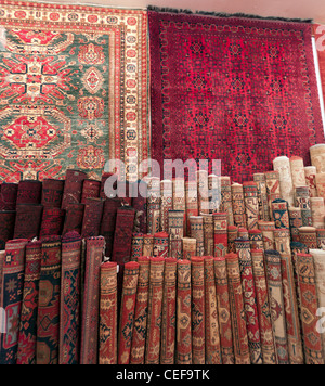 Persische Wolldecken in einem Riad-Shop verkauft werden Stockfoto