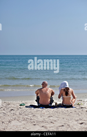 Ehepaar allein am Strand Stockfoto