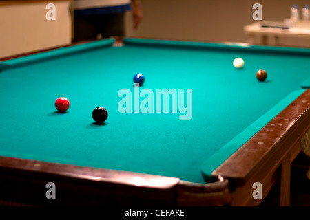 Ein Billardtisch mit mehreren Snooker Kugeln Stockfoto