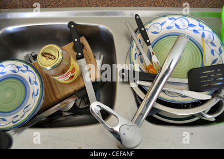 Spüle voller schmutziges Geschirr Stockfoto