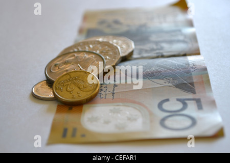 Australische Währung, 50-Dollar-Note und einige Münzen Stockfoto