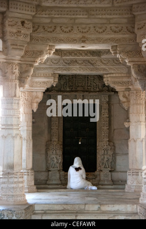 eine Frau, gekleidet in weißen Salwar beten in einem Jain-Tempel Stockfoto