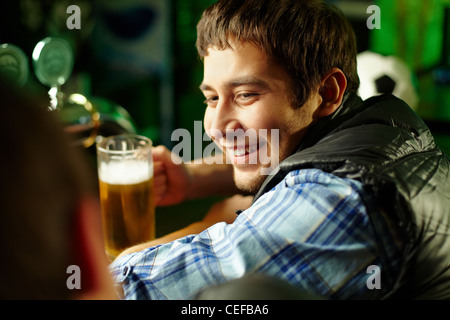 Fröhlich männlichen Freunden verbringen Zeit zusammen an bar und trinken Bier Stockfoto