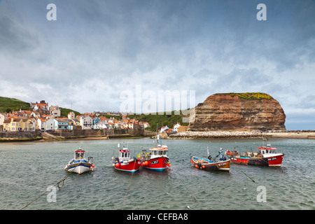 Angelboote/Fischerboote im Hafen an einem stürmischen Tag am Staithes, North Yorkshire, England. Stockfoto