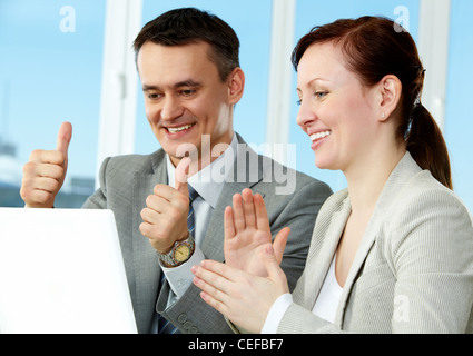 Foto von smart Geschäftsmann und seine Sekretärin zeigt ihre Idee erfolgreich zu sein Stockfoto