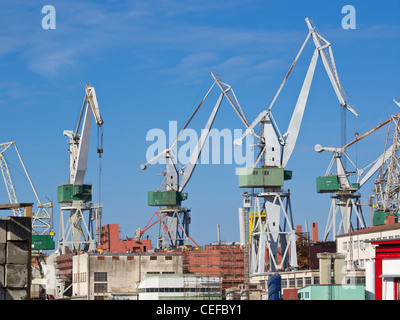 Werft und Kräne in Pula Kroatien Stockfoto